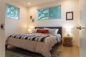 1 bedroom, iron/ironing board, WiFi, bed sheets - Crestview Casita: Relaxing base near city hotspots (Austin)