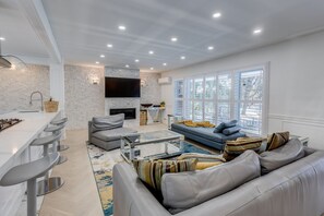 TV, fireplace