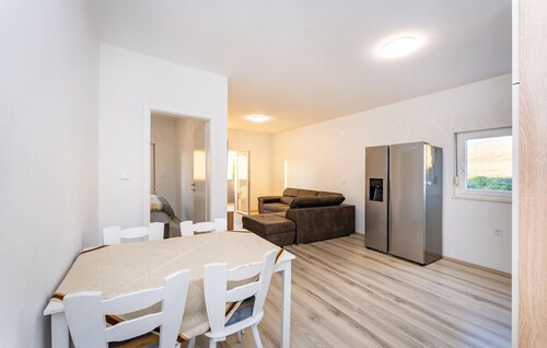 Nice apartment in Gornji Karin with WiFi