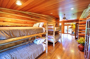 5 bedrooms, iron/ironing board, travel crib, internet - Homesteader's Cabin with Loft (Coram)
