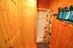 Douche, séchoir à cheveux, serviettes fournies