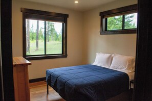 4 bedrooms, iron/ironing board, free WiFi, bed sheets - Brand New Mountain Chalet Cabin (Kalispell)