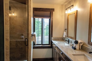 Shower, hair dryer, towels - Brand New Mountain Chalet Cabin (Coram)