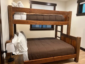 3 bedrooms, iron/ironing board, Internet, bed sheets - Brand New Prospector's Cabin with Hot-tub (Coram)