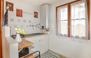 Réfrigérateur, four, plaque de cuisson, cafetière/bouilloire