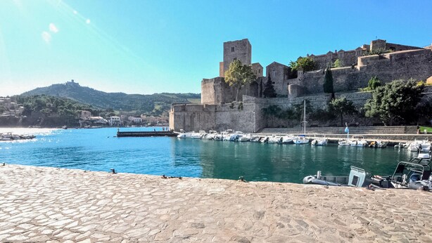 A historic stone fortress by a calm harbor with boats docked. - Gorgeous apartment in Port-Vendres with WiFi (Port-Vendres)