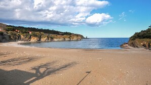 A sandy beach with a clear sky and a rocky coastline. - Gorgeous apartment in Port-Vendres with WiFi (Port-Vendres)