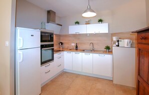 Frigorífico, horno, placa de cocina y lavavajillas