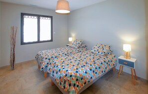 2 dormitorios, tabla de planchar con plancha, cuna de viaje