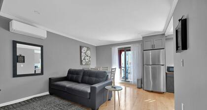2-bedroom, 1 sofa bed next to Airport Subway, Refurbished, 1 stop to downtown