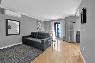 2-bedroom, 1 sofa bed next to Airport Subway, Refurbished, 1 stop to downtown 