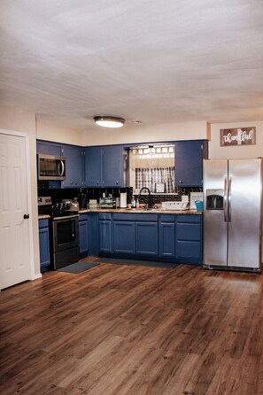 Kühlschrank, Mikrowelle, Ofen, Herdplatte