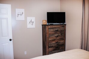 3 bedrooms, iron/ironing board, travel crib, free WiFi