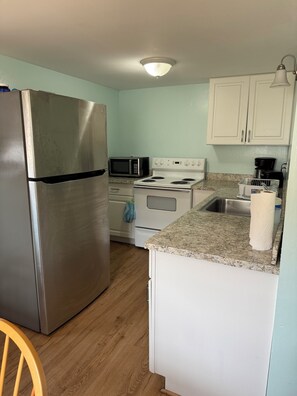 Fridge, microwave, oven, coffee/tea maker - Cozy 4 bedroom unit, 5 min walk from the beach and boardwalk! (Hampton)