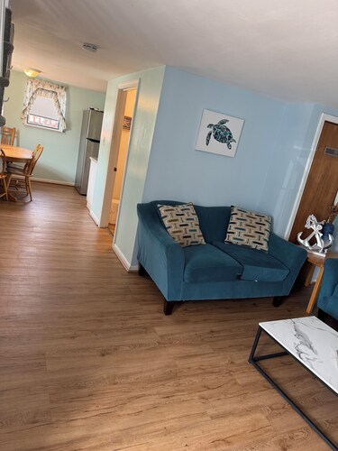 Cozy 4 bedroom unit, 5 min walk from the beach and boardwalk!