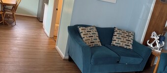 Cozy 4 bedroom unit, 5 min walk from the beach and boardwalk!