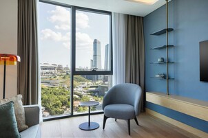 Apartment, 2 Bedrooms, City View | Living room | 72-inch Smart TV with satellite channels, books