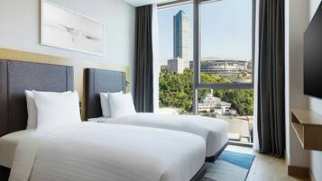 Family Apartment, 2 Bedrooms, City View | Peralatan tempat tidur premium, gebar bulu kapas, peti besi dalam bilik