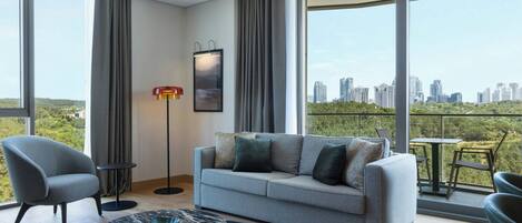 TV connectée de 72 pouces avec chaînes par satellite, livres