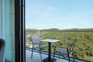 高級寢具、客房內保險箱、書桌、筆電工作空間