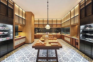 Daily buffet breakfast (CNY 68 per person)