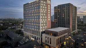A modern hotel with multiple floors, large windows, and a prominent signage for 'Four Points by Sheraton'. - Four Points By Sheraton Shanghai International Tourism And Resorts Zone (Shanghai)