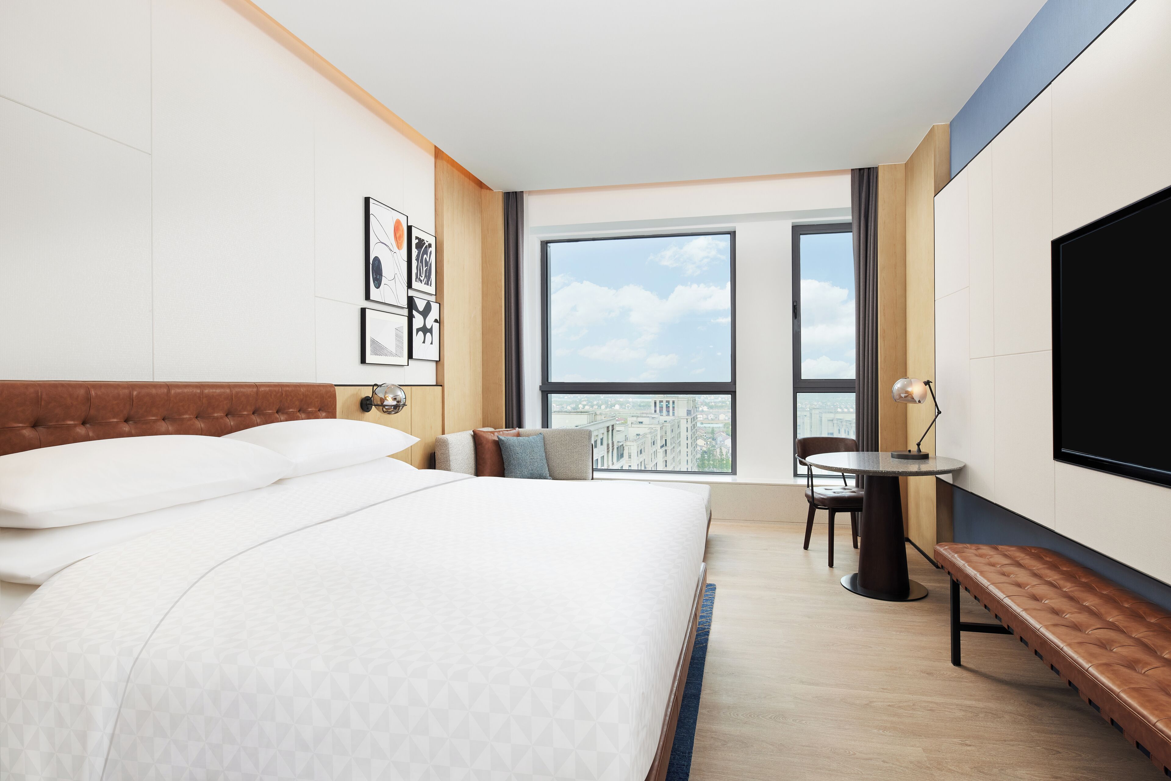 Rom – premier, 1 kingsize-seng, byutsikt | Dundyner, minibarvarer (inkludert) og safe på rommet