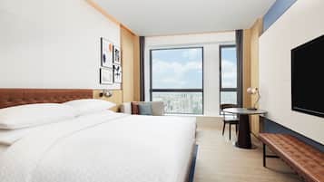 Rom – premier, 1 kingsize-seng, byutsikt | Dundyner, minibarvarer (inkludert) og safe på rommet