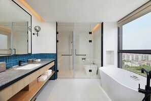 Free toiletries, hair dryer, bathrobes, slippers - Four Points By Sheraton Shanghai International Tourism And Resorts Zone (Shanghai)