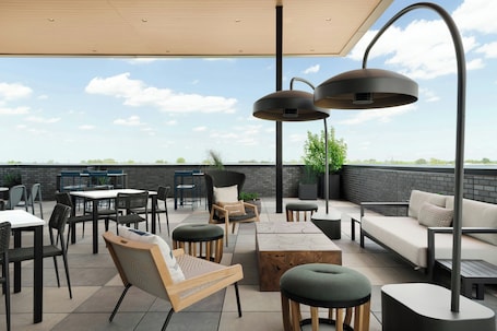 2 bars/lounges