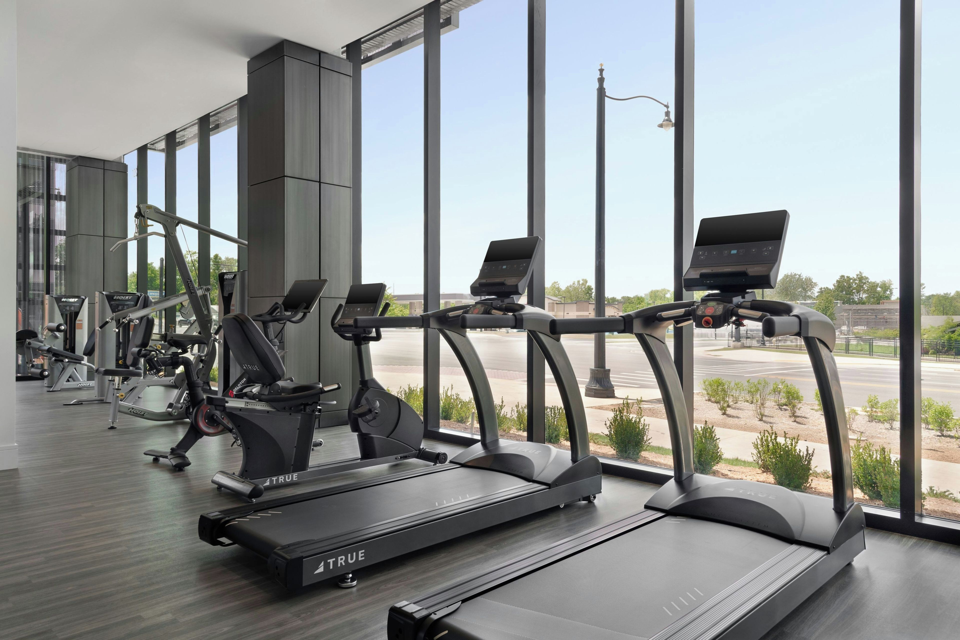 Ein Fitnessstudio mit Laufbändern, Ergometer und Krafttrainingsgeräten.