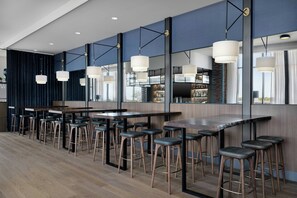 2 bares o lounges 
