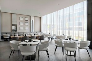 Desayuno continental (USD 18 por persona) 