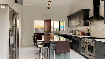 Micro-ondes, four, plaque de cuisson