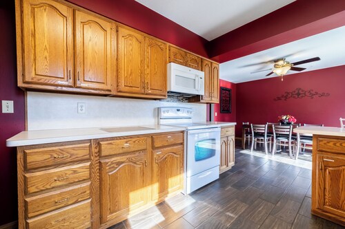 Large groups, family and friends.  6 BR, 2.5 Bathrooms, Great Outdoor space