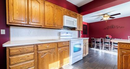 Large groups, family and friends. 6 BR, 2.5 Bathrooms, Great Outdoor space