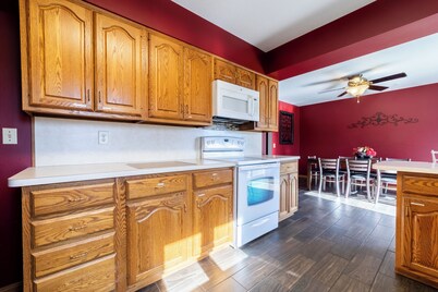 Large groups, family and friends.  6 BR, 2.5 Bathrooms, Great Outdoor space