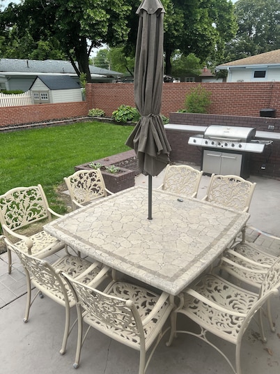 Large groups, family and friends. 6 BR, 2.5 Bathrooms, Great Outdoor space