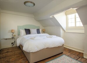3 bedrooms, iron/ironing board, WiFi, bed sheets - Designer Home in the Heart of the Cotswolds (Cirencester)