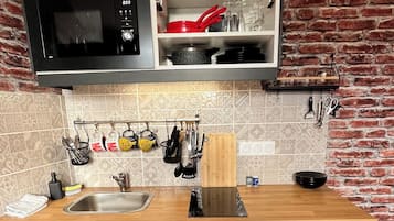 冷蔵庫、電子レンジ、コンロ、コーヒー / ティーメーカー