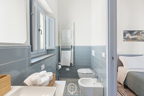 Shower, hair dryer, bidet, towels