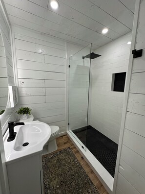 Suihku, hiustenkuivaaja, pyyhkeet, saippua