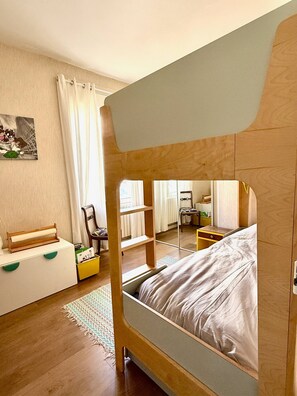 4 makuuhuonetta, silitysrauta/-lauta, Wi-Fi