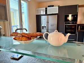 Frigorífico, microondas, horno y lavavajillas
