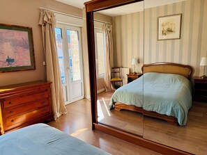 4 habitaciones, tabla de planchar con plancha y wifi 