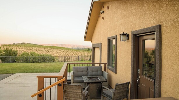 A house with a patio area featuring outdoor seating and a fire pit. - Kiler Studio Apartment is a relaxing and charming wine country getaway for two! (Paso Robles)