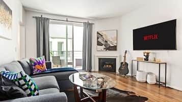 Televisión y chimenea