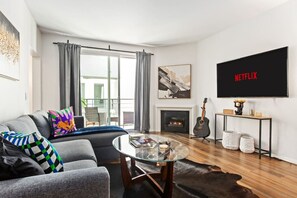 TV, fireplace - Cozy Oasis in Marina Del Rey (Marina del Rey)