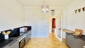 Microwave, oven, dishwasher, cookware/dishes/utensils - Villa Marina - Risveglio Vista Lago con Piscina (Sirmione)