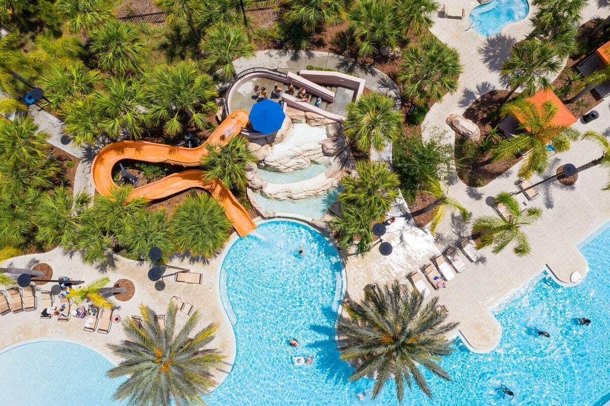 Alberca techada y alberca al aire libre